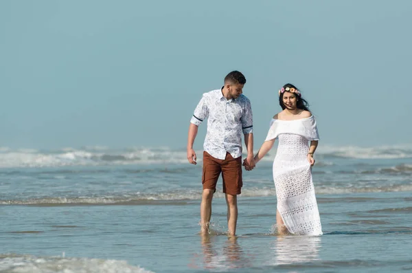 新婚夫妇与托雷斯海滩迷人的风景. — 图库照片