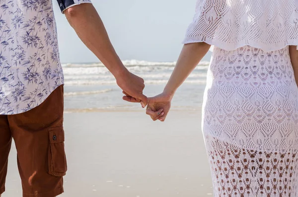 Couple avant mariage et paysage incroyable à Torres plage . — Photo