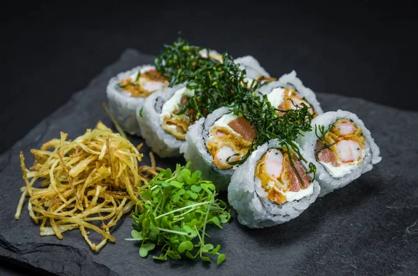 Sushi Traditional Japanese Cuisine Delicious Uramaki Decorated Plate Black Background — Stock Photo, Image