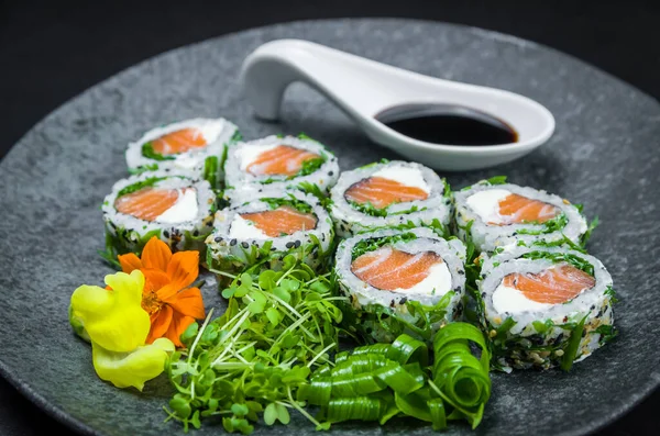 Perfect Sushi Traditional Japanese Cuisine Delicious Uramaki Shoyo Sauce Decorated — Stock Photo, Image