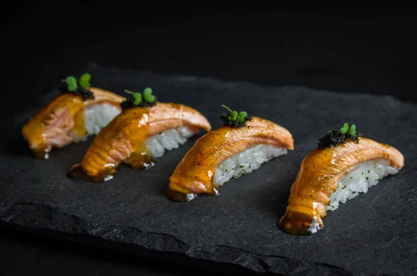 Sushi Perfetto Cucina Tradizionale Giapponese Delizioso Kiguiri Salmone Con Capellin — Foto Stock