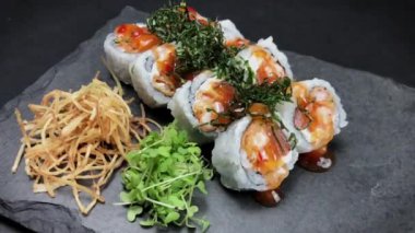 Siyah arka planda suşi yuvarlanması ayarlandı. Restoranda çeşitli suşi Uramaki Japon yemekleri. - Evet. Japon restoran menüsü. 4K