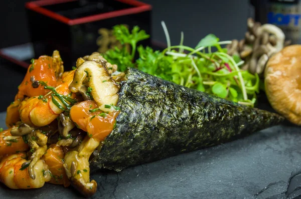 Des Sushi Cuisine Traditionnelle Japonaise Temaki Premium Champignons Crevettes Saumon — Photo