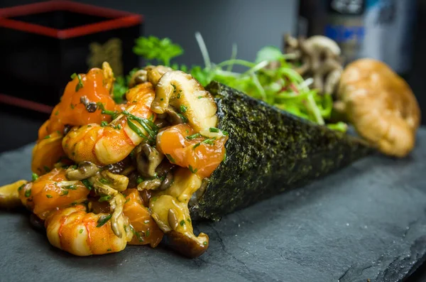 Des Sushi Cuisine Traditionnelle Japonaise Temaki Premium Champignons Crevettes Saumon — Photo