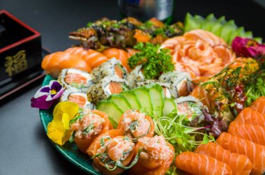 Suşi seti (combo). Geleneksel Japon mutfağı, zarif ortamlarda süslenmiş birinci sınıf suşi. Niguiri, Uramaki, Sushi Jow, Sashimi.