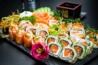 Suşi seti (combo). Geleneksel Japon mutfağı, zarif ortamlarda süslenmiş birinci sınıf suşi. Niguiri, Uramaki, Sushi Jow, Sashimi.