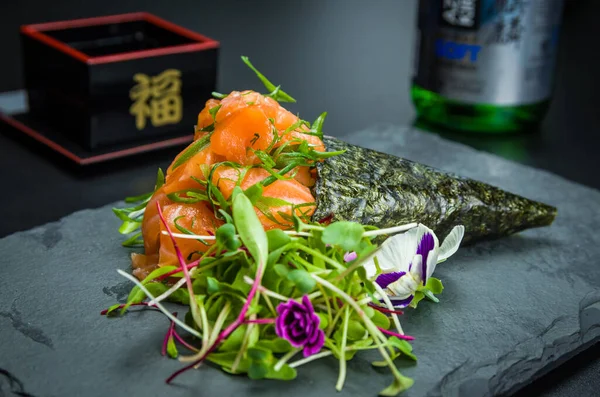 Des Sushi Cuisine Japonaise Traditionnelle Saumon Temaki Haut Gamme Décoré — Photo