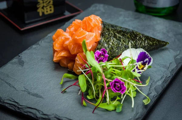 Des Sushi Cuisine Japonaise Traditionnelle Saumon Temaki Haut Gamme Décoré — Photo