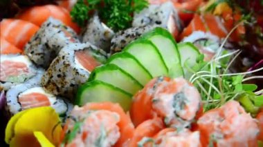 Siyah arka planda suşi yuvarlanması ayarlandı. Restoranda çeşitli suşi Uramaki Japon yemekleri. - Evet. Japon restoran menüsü. 4K