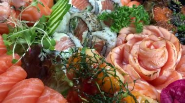 Siyah arka planda suşi yuvarlanması ayarlandı. Restoranda çeşitli suşi Uramaki Japon yemekleri. - Evet. Japon restoran menüsü. 4K