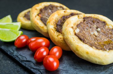 Lezzetli Lübnan yemeği, domatesli ve limonlu bir tabakta hakiki sfihas.