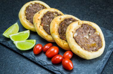 Lezzetli Lübnan yemeği, domatesli ve limonlu bir tabakta hakiki sfihas.