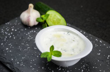 Lezzetli Lübnan yemeği, sarımsak, salatalık, nane ve labirent ile üretilen Tzatziki sosu..
