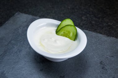 Lezzetli Lübnan yemeği, labirent sosu, doğal mayalanma sütüyle üretilir..