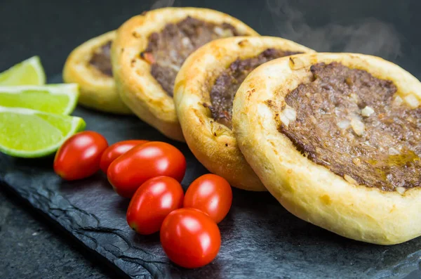 Deliciosa Comida Libanesa Árabe Sfihas Legítimas Sobre Fondo Granito Negro —  Fotos de Stock