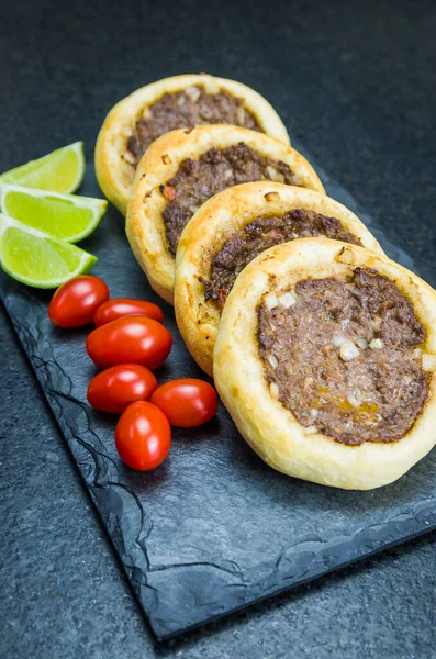 Deliciosa Comida Libanesa Árabe Genuinas Sfihas Plato Pizarra Con Tomates —  Fotos de Stock