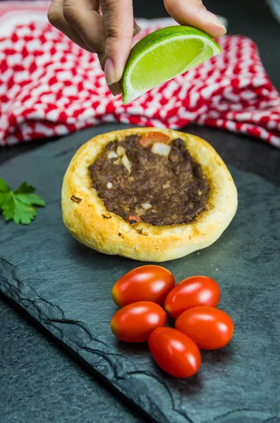 Lezzetli Lübnan Yemekleri Arka Planda Domatesli Limonlu Keffiyeh Olan Siyah — Stok fotoğraf