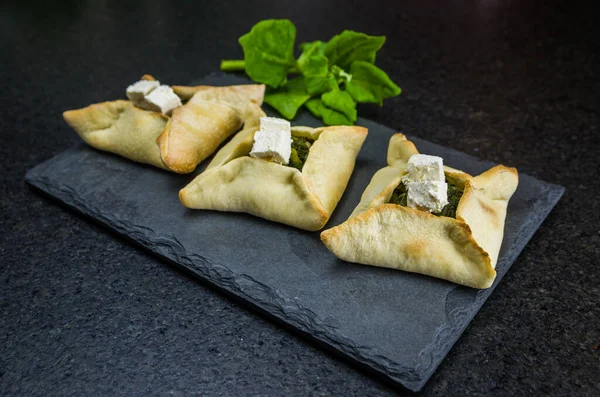 Lezzetli Lübnan Yemeği Siyah Taş Arka Planda Ricotta Peynirli Ispanak — Stok fotoğraf