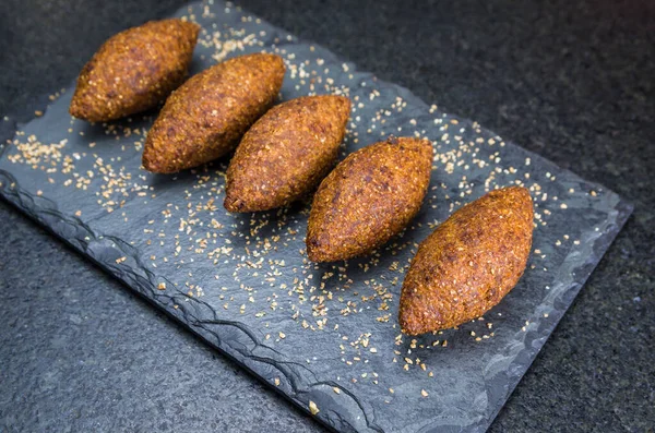 Deliciosa Comida Libanesa Árabe Kibbeh Kibe Sobre Piedra Pizarra Negra —  Fotos de Stock