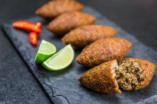 Delizioso Cibo Libanese Arabo Kibbeh Kibe Pietra Ardesia Nera Sfondo — Foto Stock