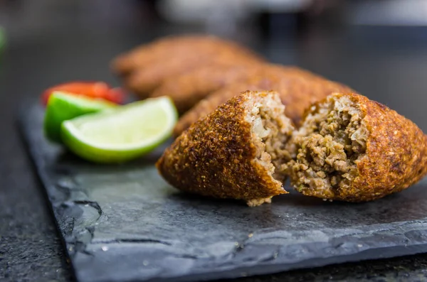 在黑色石板和花岗岩背景上的黎巴嫩 阿拉伯 美味食品 Kibbeh Kibe — 图库照片