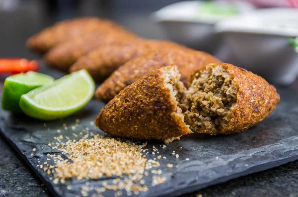 Delizioso Cibo Libanese Arabo Kibbeh Kibe Pietra Ardesia Nera Sfondo — Foto Stock