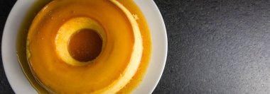 Geleneksel Brezilya tatlısı, koyu arkaplanda sütlü puding..