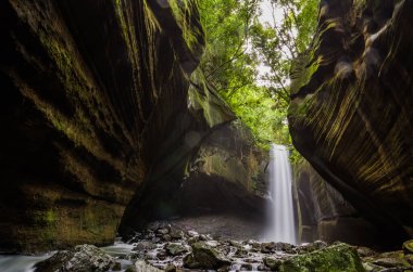 Brezilya 'nın Rolante şehrinde bulunan kırlangıçların şelalesi olarak bilinen uzun süreli fotoğrafçılıktaki güzel şelale. Yürüyüş ve kamp yeri.