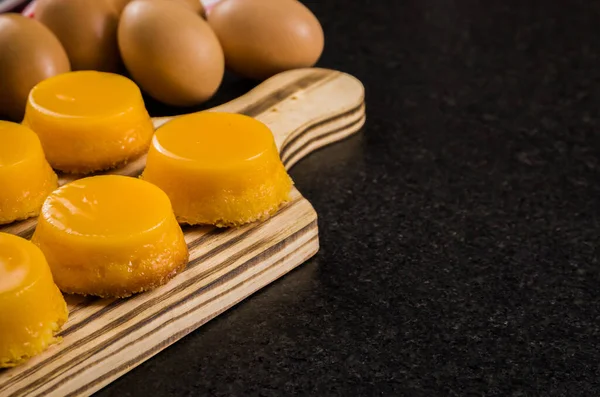 Delicious Quindins Wooden Board Traditional Brazilian Dessert Made Egg Yolk — Stock Photo, Image