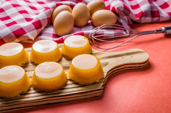 Delicious Quindins Wooden Board Traditional Brazilian Dessert Made Egg Yolk — Stock Photo, Image