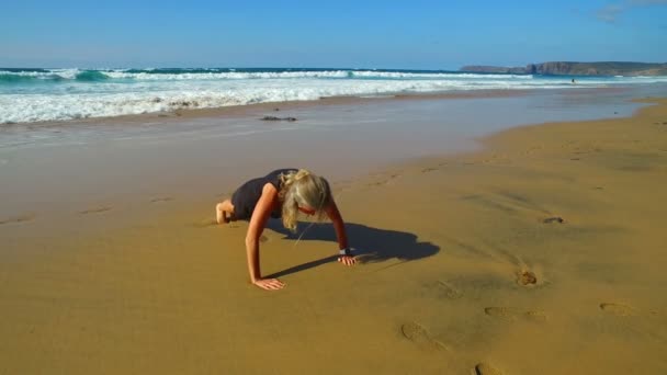 Sportive Woman Doing Exersises Beach — Stock Video