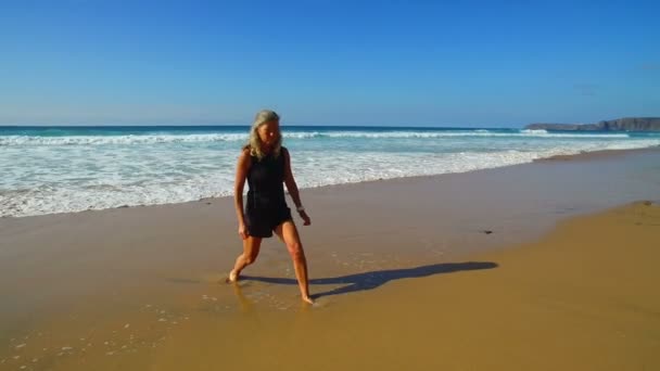 Sportive Woman Doing Exersises Beach — Stock Video