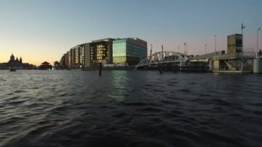 Limanda Amsterdam Hollanda üzerinden günbatımında seyir.