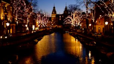 Hollanda 'daki Rijksmuseum ile birlikte gün batımında Amsterdam' da Noel.
