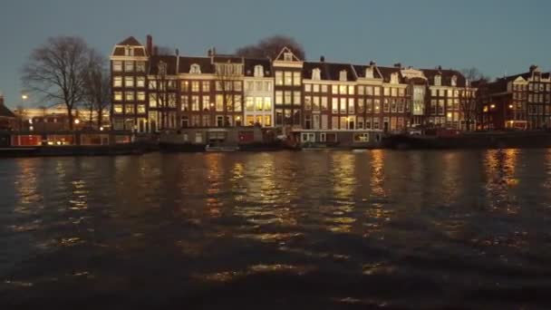 Kryssning Floden Amstel Amsterdam Nederländerna Vid Solnedgången — Stockvideo