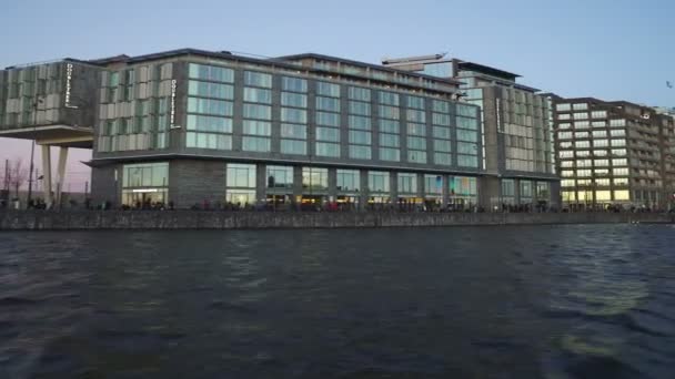 日落时分在荷兰阿姆斯特丹的运河上巡航 — 图库视频影像