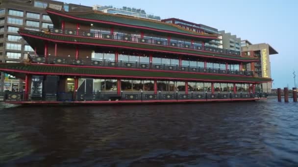 Κρουαζιέρες Στο Λιμάνι Από Άμστερνταμ Ολλανδία Στο Ηλιοβασίλεμα — Αρχείο Βίντεο