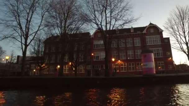 Crucero Por Los Canales Amsterdam Países Bajos Atardecer — Vídeo de stock