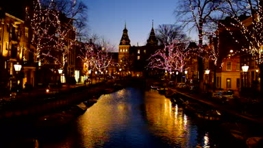 Hollanda 'daki Rijksmuseum ile birlikte gün batımında Amsterdam' da Noel.