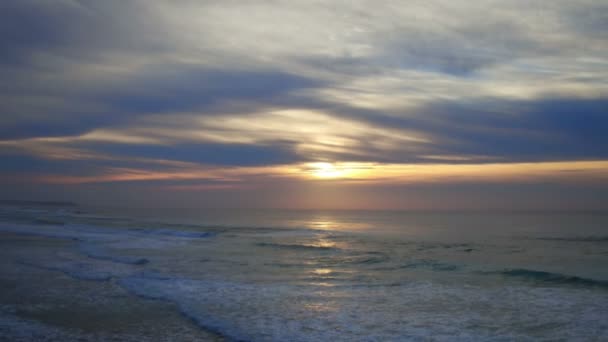 Antenne Vom Wunderschönen Sonnenuntergang Bei Praia Vale Figueiras Portugal — Stockvideo