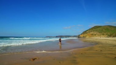 Sportif kadın sahilde koşu