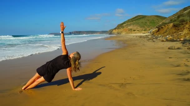 Mujer Deportiva Haciendo Ejercicios Playa — Vídeos de Stock