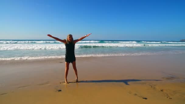 ビーチでエクササイズをしている陽気な女性 — ストック動画