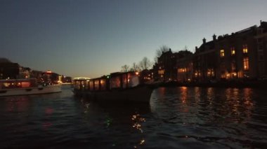 Gün batımında Amstel Amsterdam Hollanda Nehri üzerinde seyir