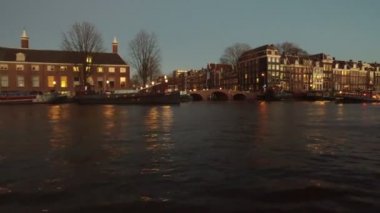 Gün batımında Amstel Amsterdam Hollanda Nehri üzerinde seyir
