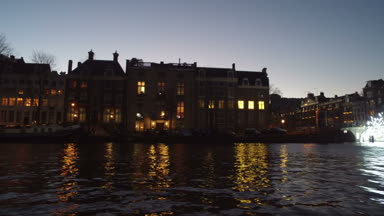 Gün batımında Amstel Amsterdam Hollanda Nehri üzerinde seyir