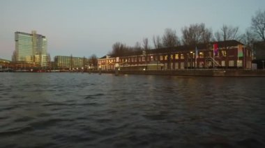Limanda Amsterdam Hollanda üzerinden günbatımında seyir.