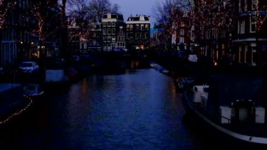 Hollanda 'daki Rijksmuseum ile birlikte gün batımında Amsterdam' da Noel.