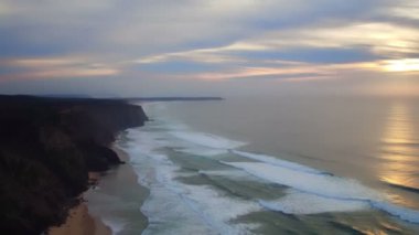 Hava güzel günbatımında Praia Vale Figueiras Portekiz üzerinden
