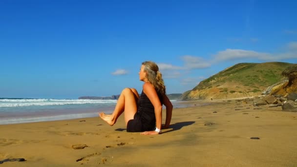 Donna Sportiva Che Esercizi Sulla Spiaggia — Video Stock